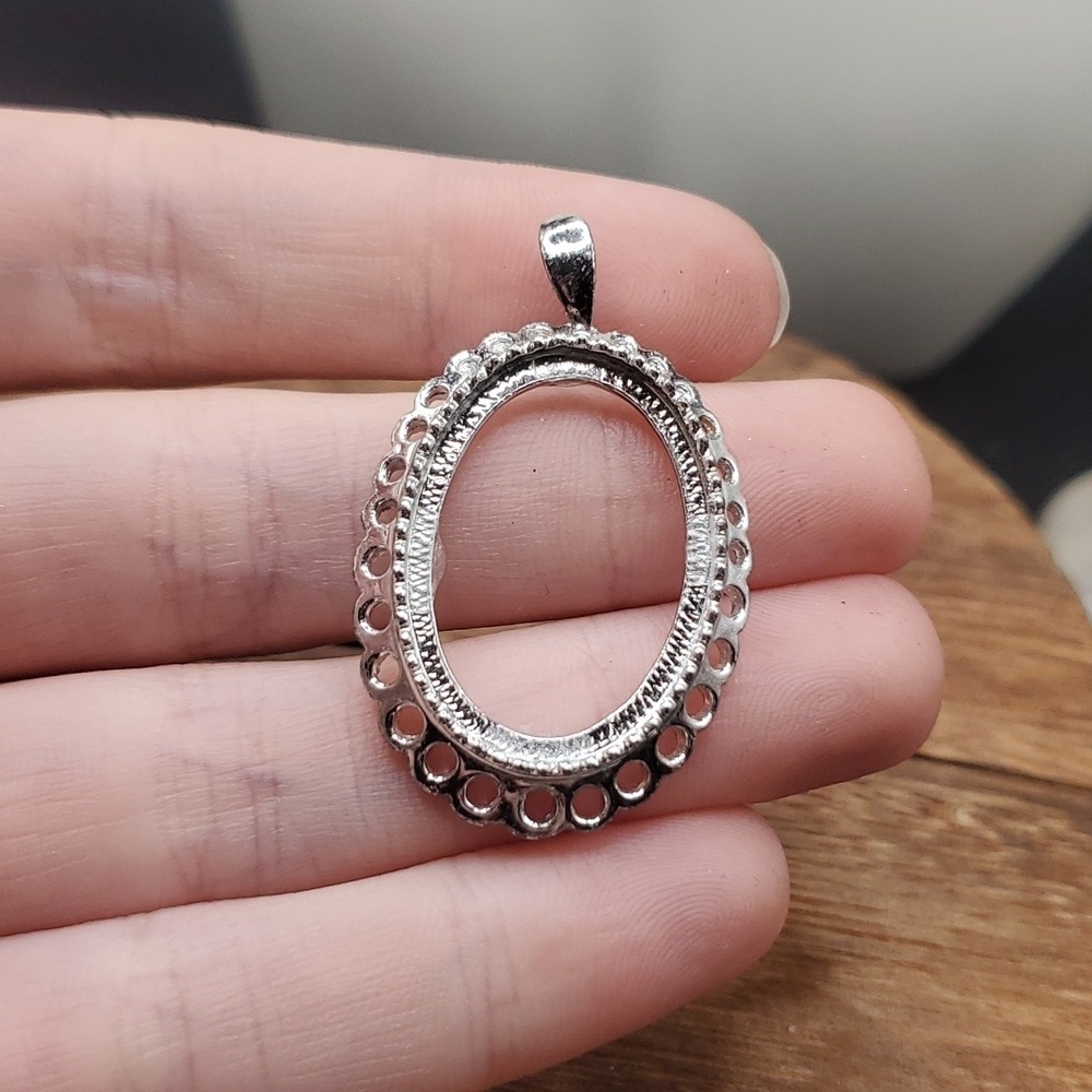 Openwork frame pendant‎